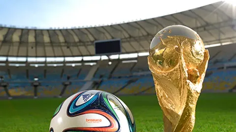 西蒙斯断球快攻，哈滕传球扣篮得分